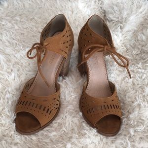Tan Restricted Block Heel Sandal